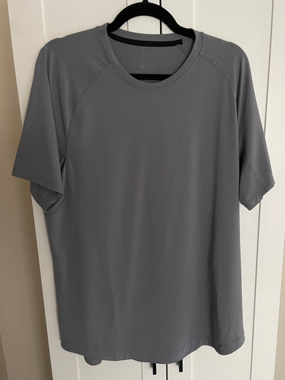 🏷️ NWOT - Lululemon athletica Men's Short Sleeve Crew Workout Tee in Gray